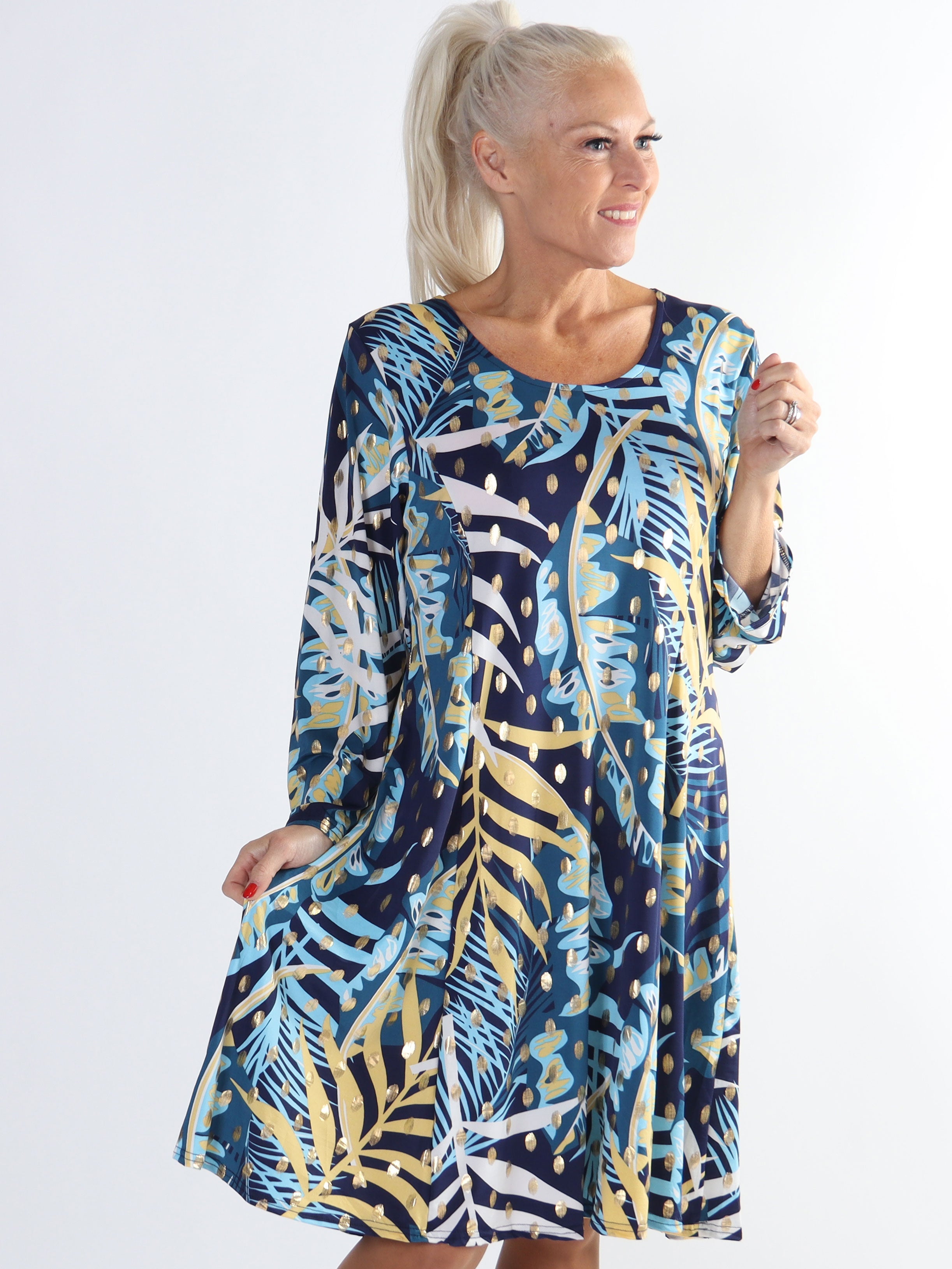 Maj Forest L/S - Plus size mønstret kjole med gulddetaljer